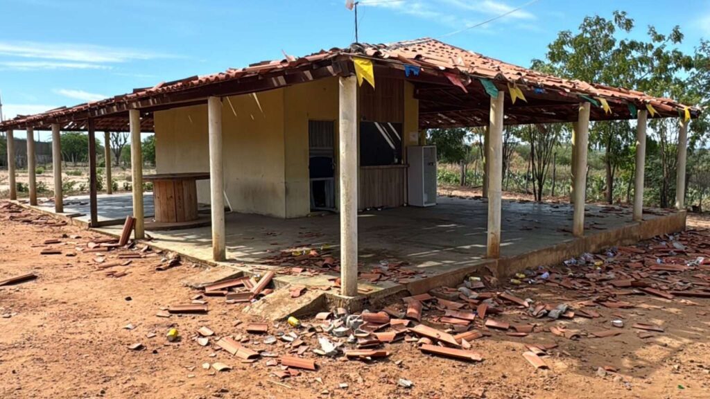 Mulher em ataque de fúria destrói bar no Pajeú