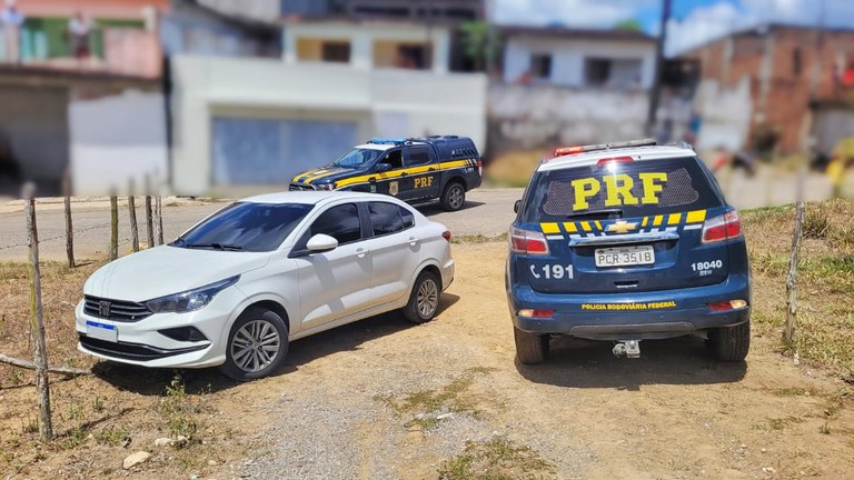 Homem quebra a perna ao pular cerca em fuga da PRF 1 Homem pula cerca e quebra a perna ao fugir da PRF - Foto: Divulgação/PRF
