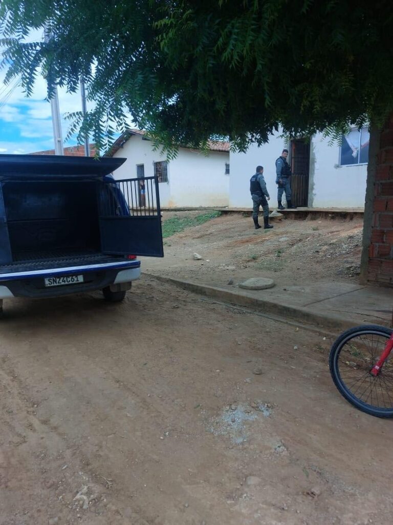 Após homicídio, mulher é espancada no Vila Bela na tarde deste domingo