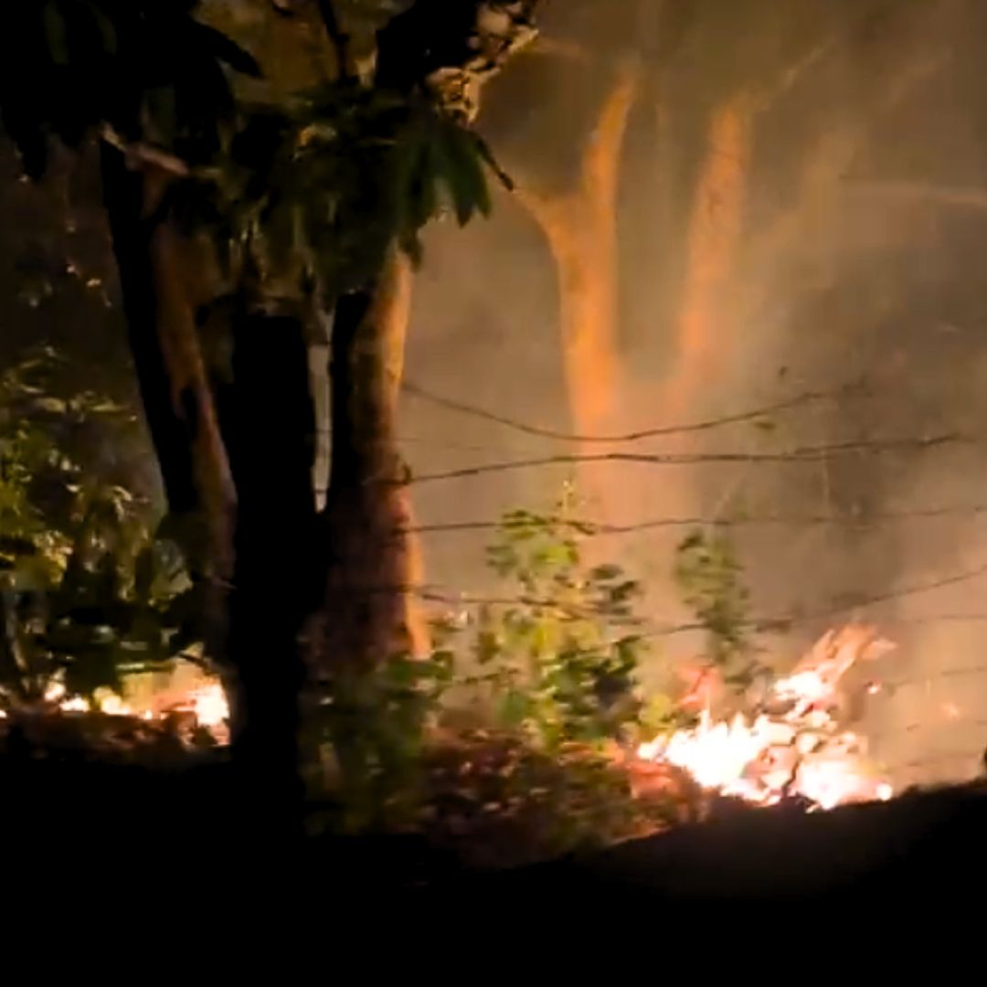 corpo de bombeiros combate incêndio na região