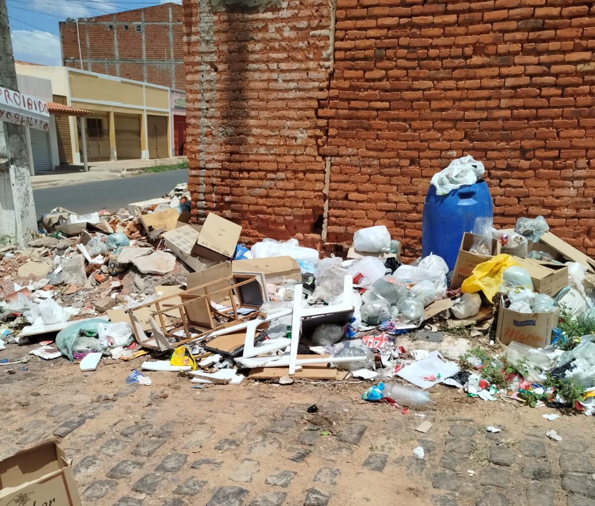 Ismael recebe Prefeitura de Sta. Cruz da Baixa Verde em abandono