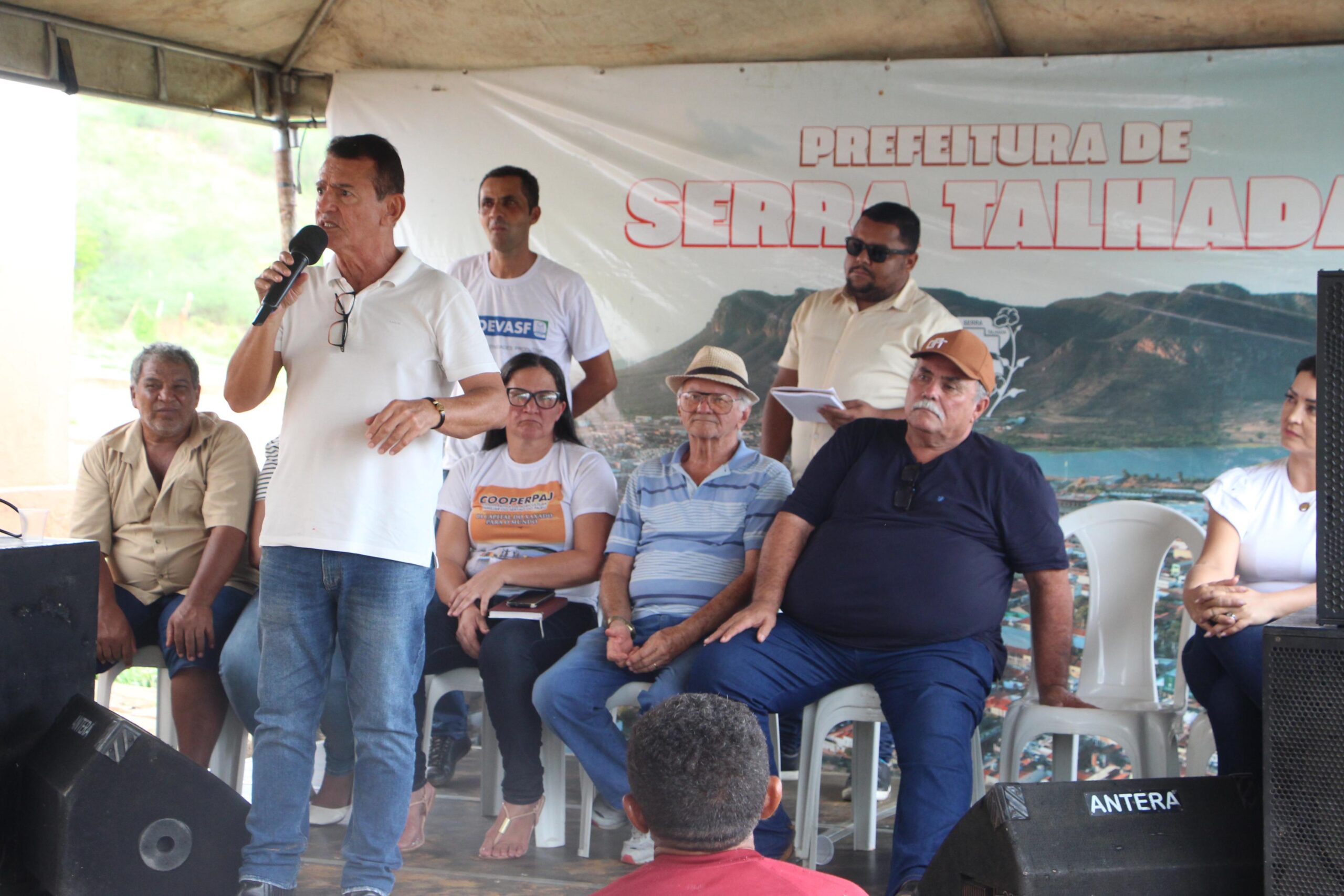 Grupo de Sebastião e Waldemar promovem entrega de trator em ST