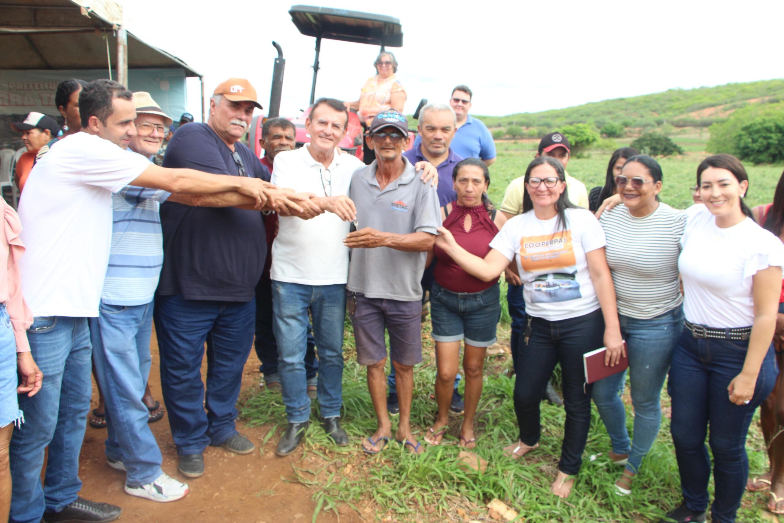 Grupo de Sebastião e Waldemar promovem entrega de trator em ST