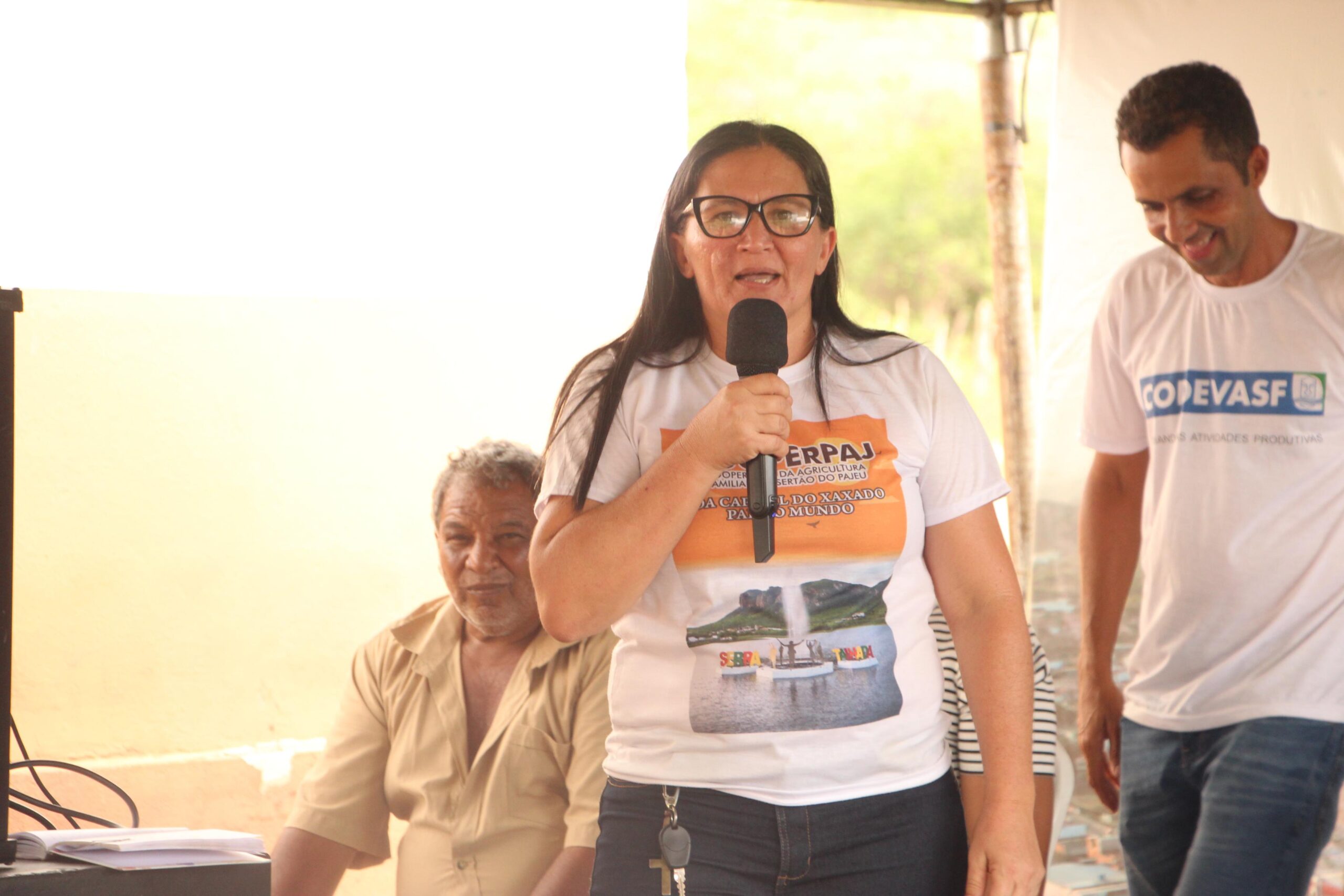 Grupo de Sebastião e Waldemar promovem entrega de trator em ST