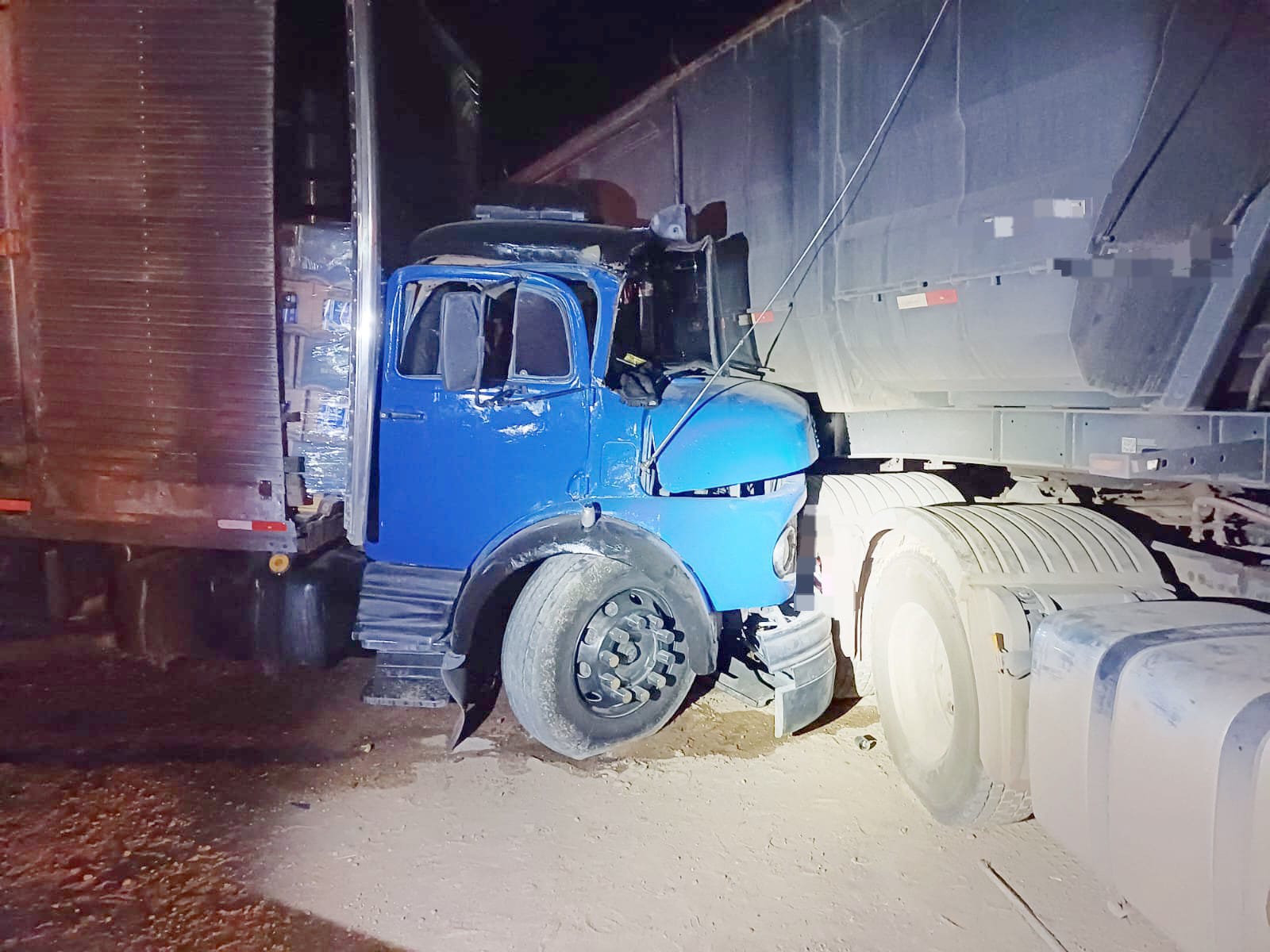 Homem morre em colisão de caminhão com bitrem parado 1 Homem morre em colisão de caminhão com bitrem estacionado - Foto: Divulgação/PRF