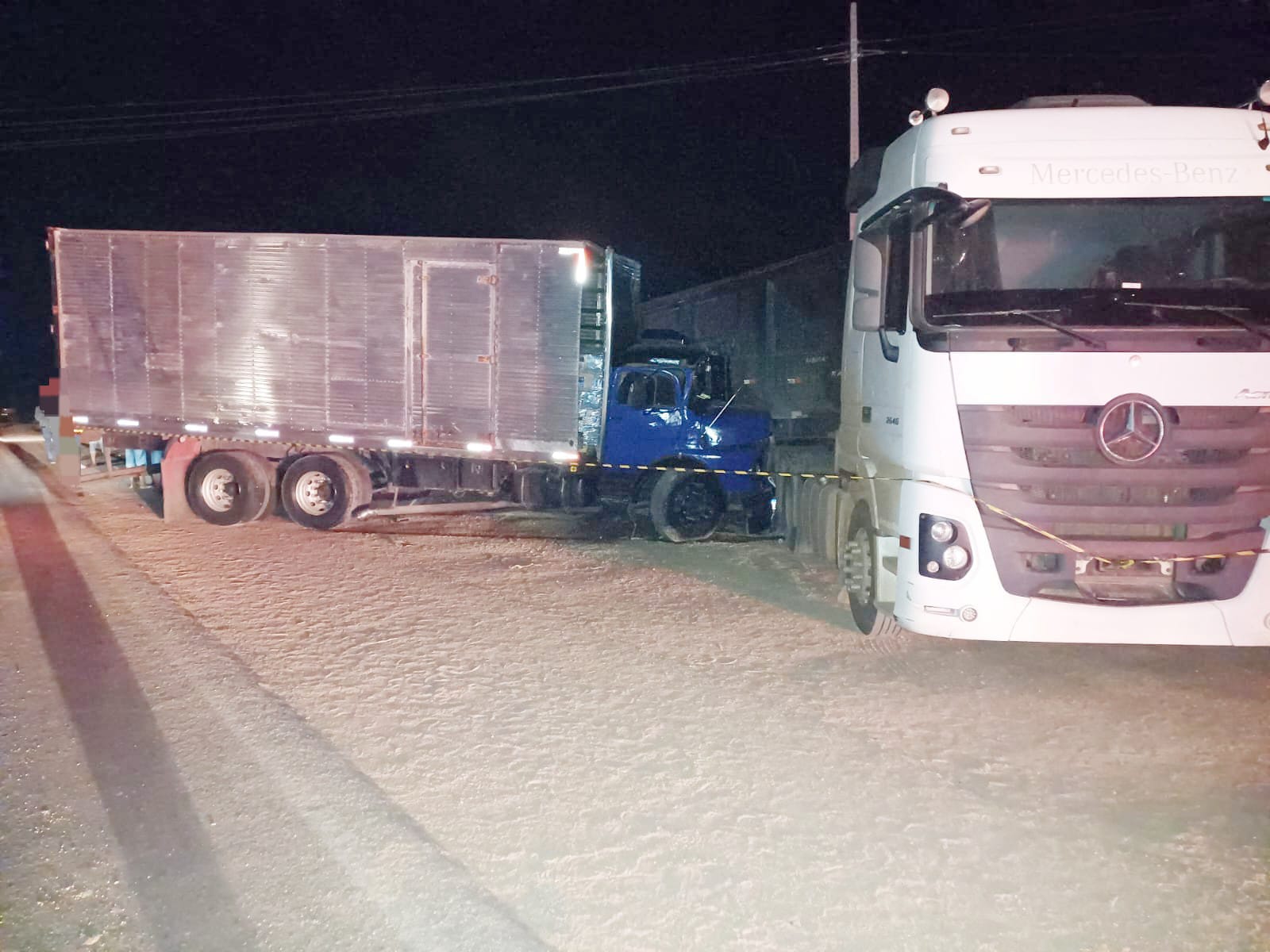 Homem morre em colisão de caminhão com bitrem parado 2 Foto: Divulgação/PRF