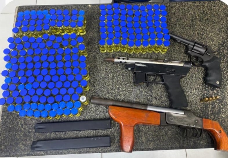 Dupla é presa com armas e 230 frascos de anabolizantes 1 Dupla é presa com submetralhadora e 230 frascos de anabolizantes - Foto: PMPE/Divulgação