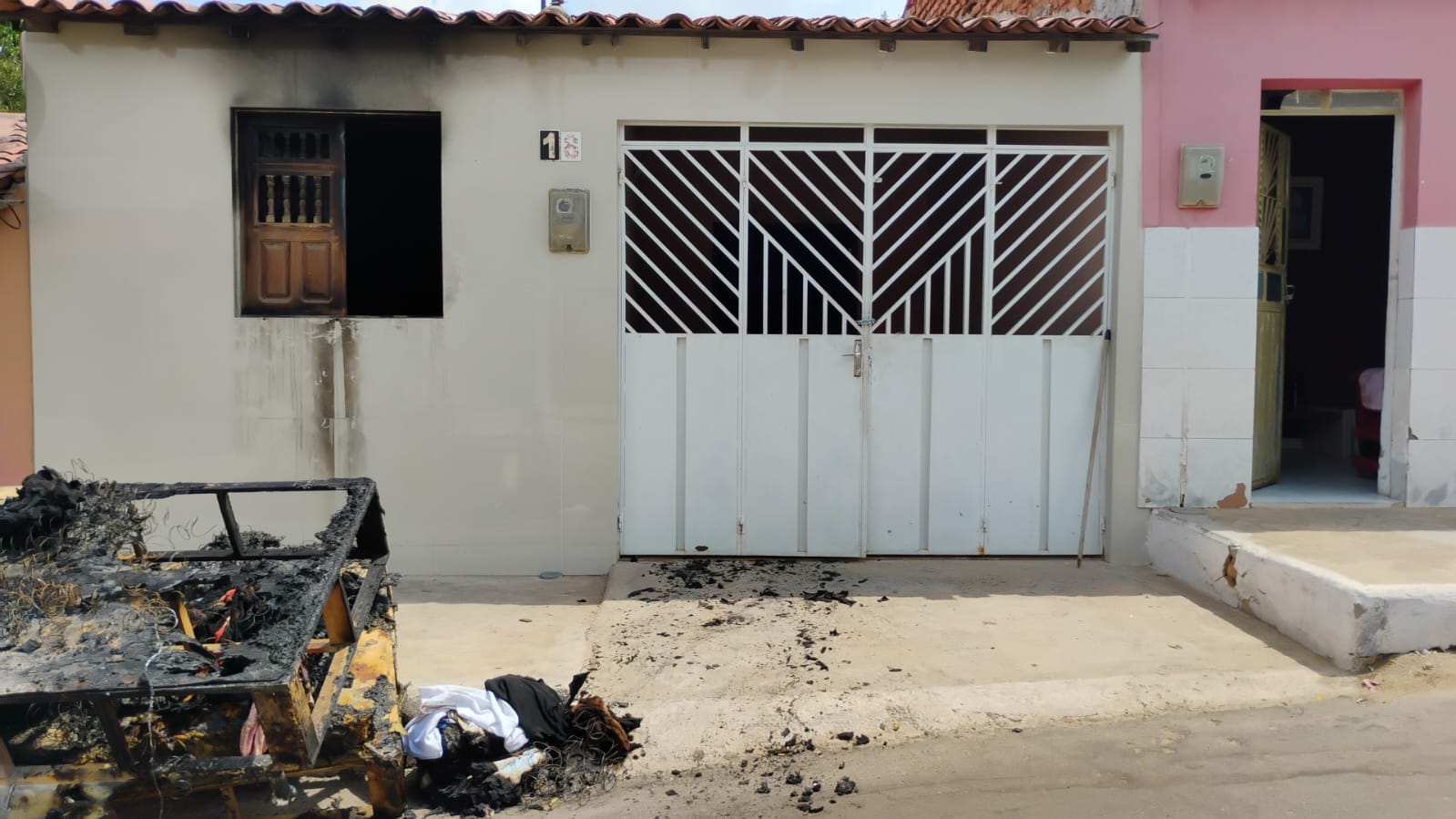Homem ateia fogo em residência de ex- mulher 1 Homem ateia fogo em residência de ex- mulher - Foto: Reprodução