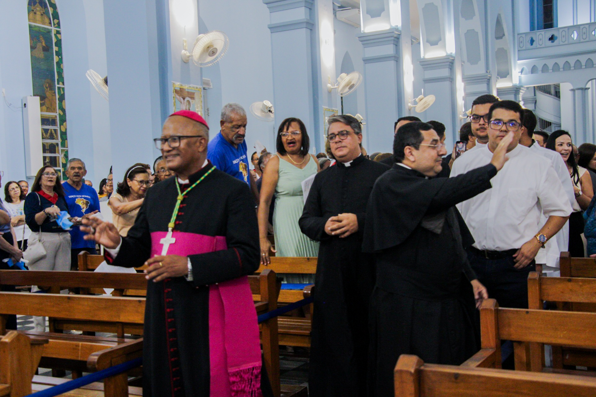 Cerimônia de posse do novo padre de ST reúne dezenas de fiéis