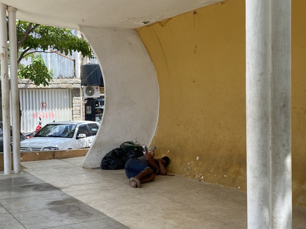 Esgotos aceleram situação de abandono em cartão postal de Serra Talhada