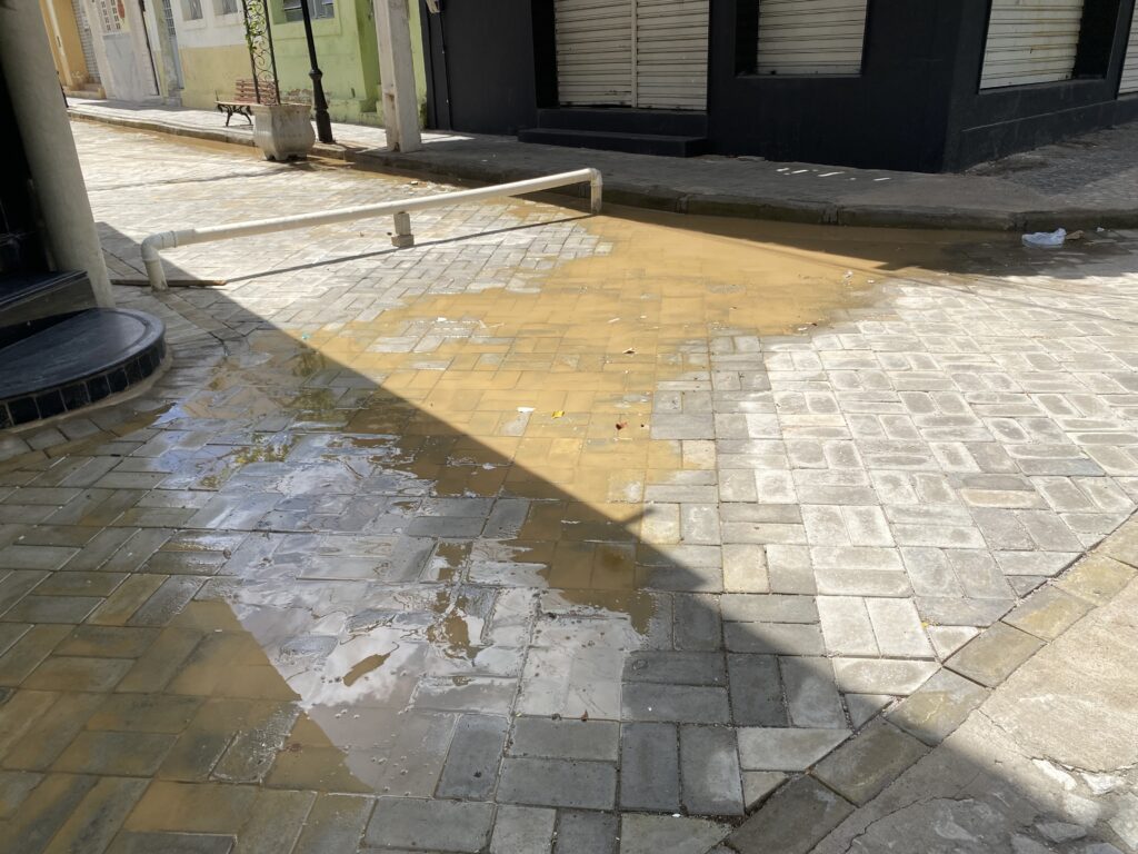 Esgotos aceleram situação de abandono em cartão postal de Serra Talhada