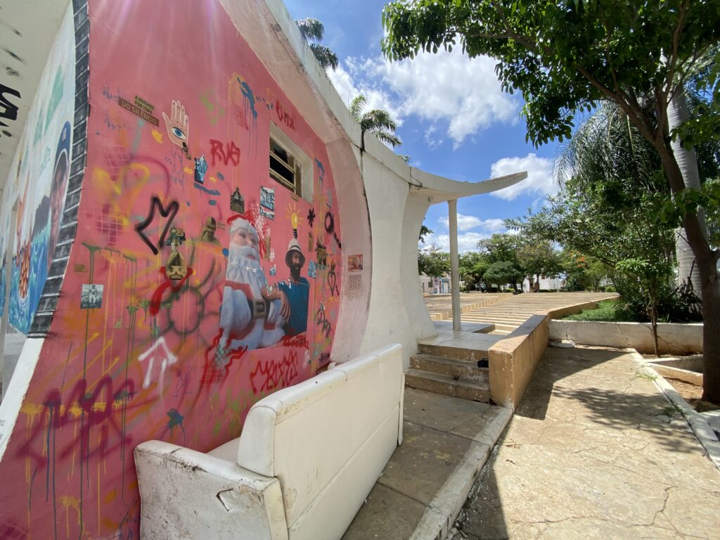 Esgotos aceleram situação de abandono em cartão postal de Serra Talhada