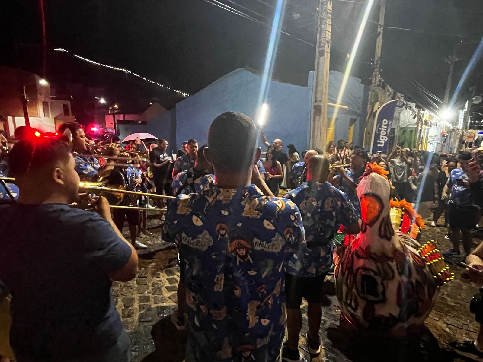 Bloco da Galinha desfilou com frevo, chuva e alegria nesta 6ª em Triunfo