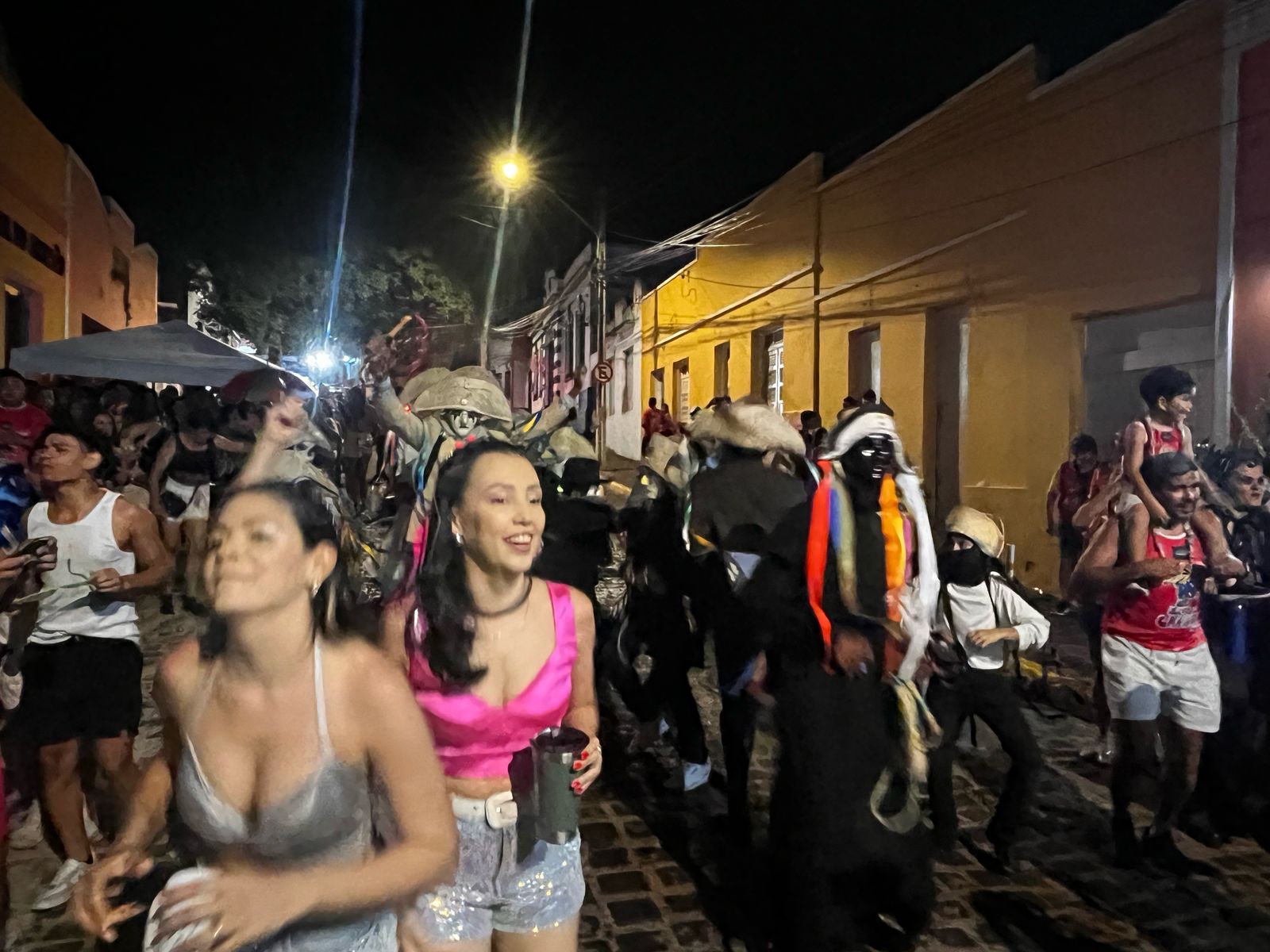 Bloco da Galinha desfilou com frevo, chuva e alegria nesta 6ª em Triunfo