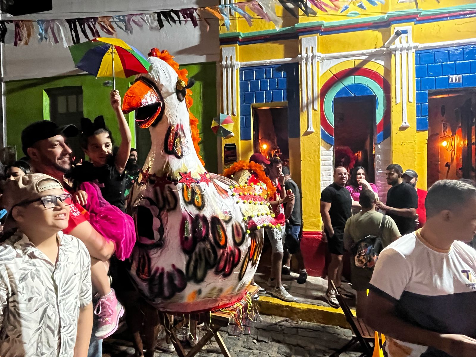 Bloco da Galinha desfilou com frevo, chuva e alegria nesta 6ª em Triunfo