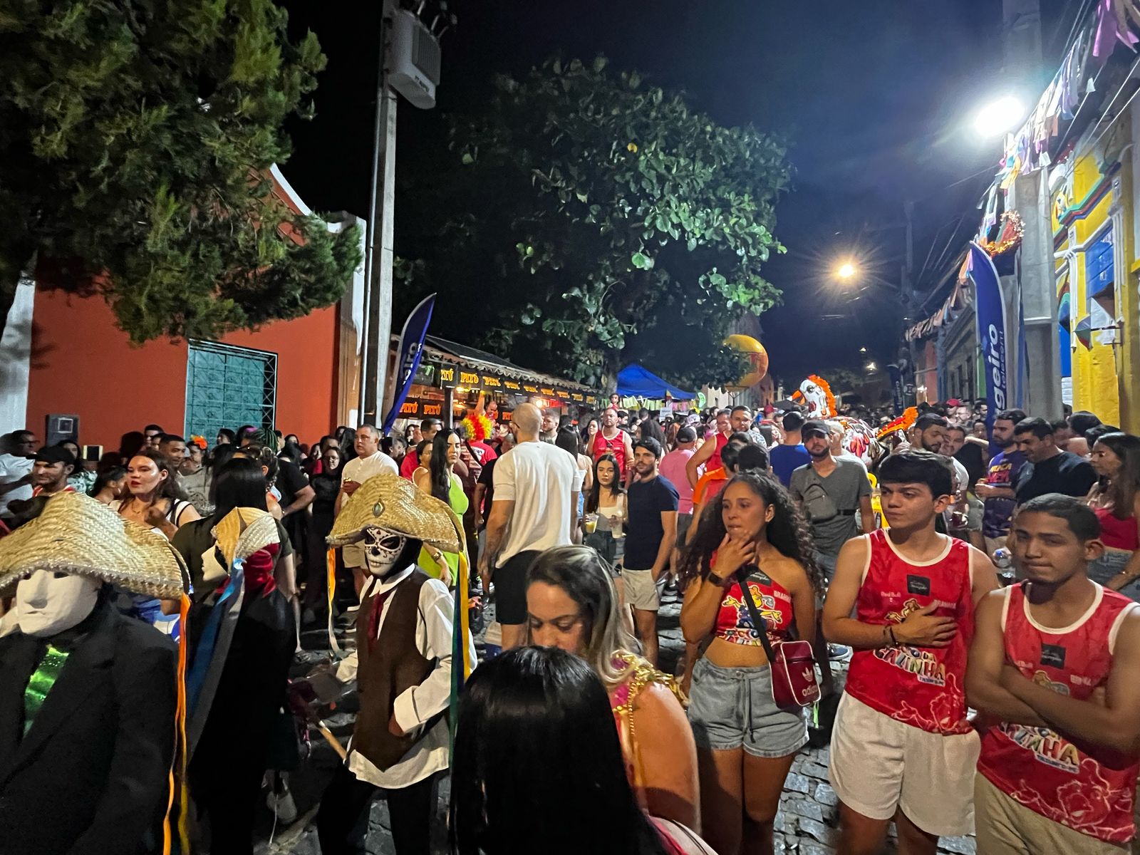Bloco da Galinha desfilou com frevo, chuva e alegria nesta 6ª em Triunfo
