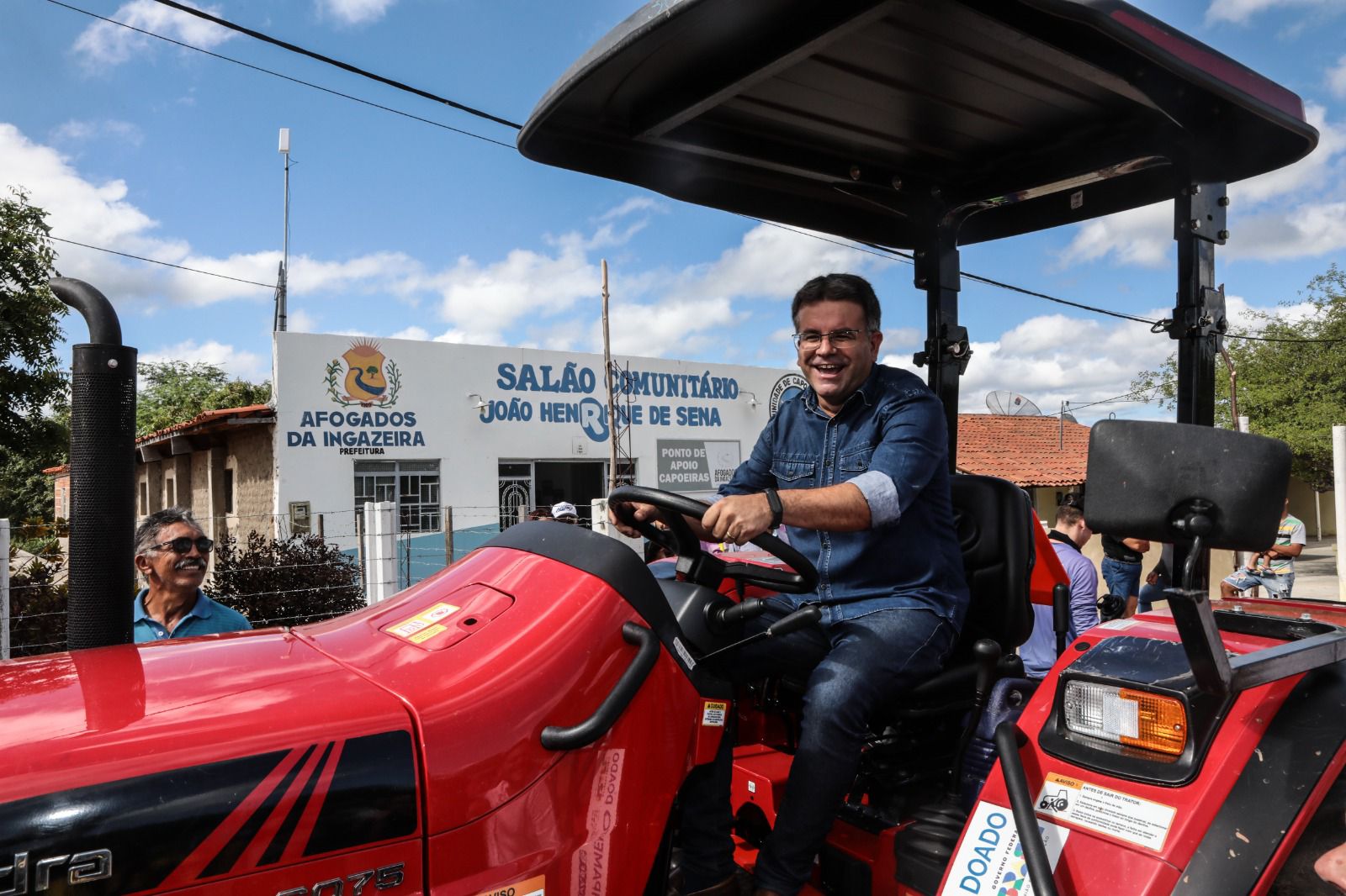 Afogados lança programa municipal de aração de terras 1 Afogados lança programa municipal de aração de terras - Fotos: Divulgação