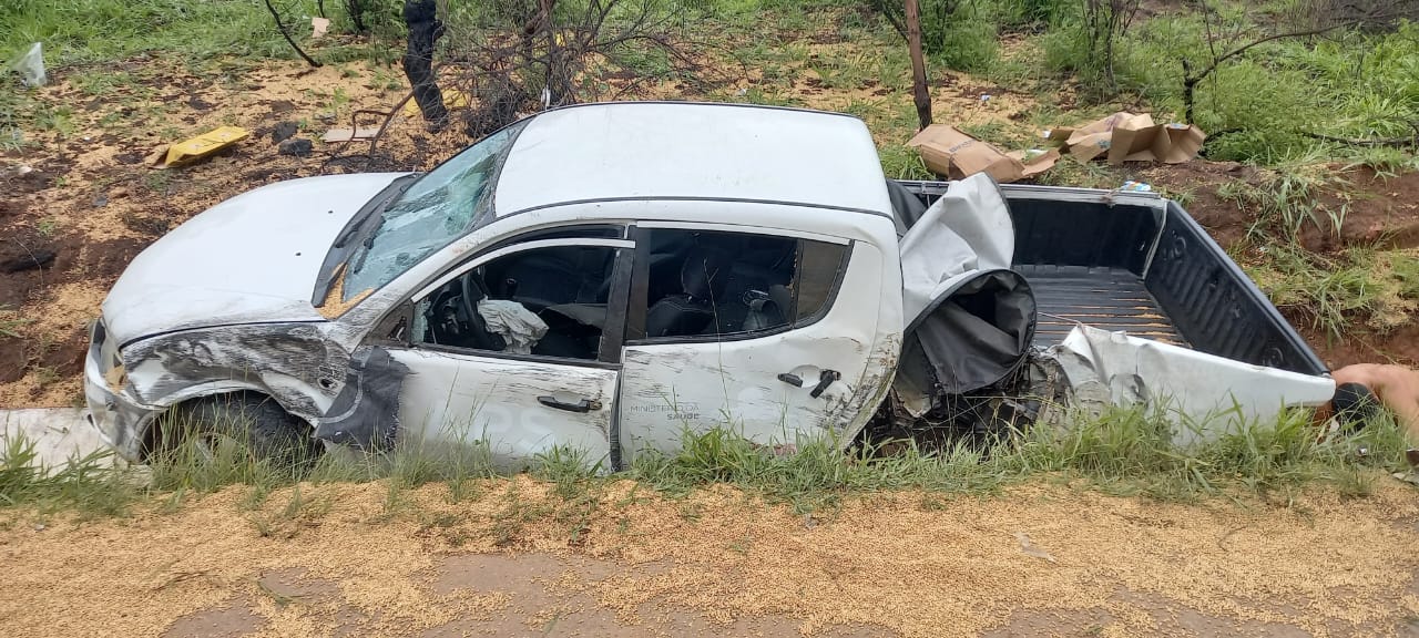 Acidente entre caminhonete, carreta e carro deixa 3 feridos 1 Acidente entre caminhonete, carreta e carro deixa 3 feridos - Foto: Divulgação/PRF