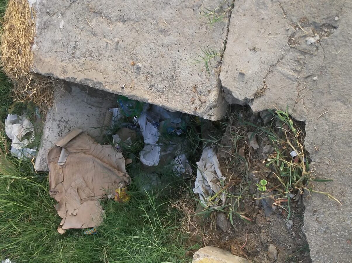 Moradores reclamam de 'boca de lobo' que já 'engoliu' carro em Serra Talhada 1 moradores denunciam boca de lobo entupida em st