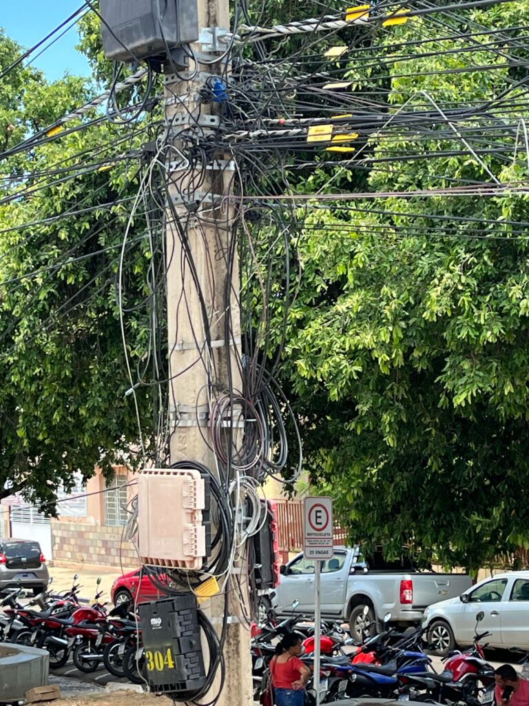 Fios pendurados e postes queimando colocam em risco moradores de ST