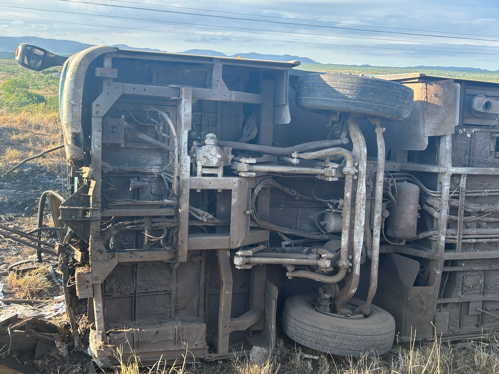 Ônibus da Progresso colide contra cavalo, capota e deixa 27 vítimas na BR-232