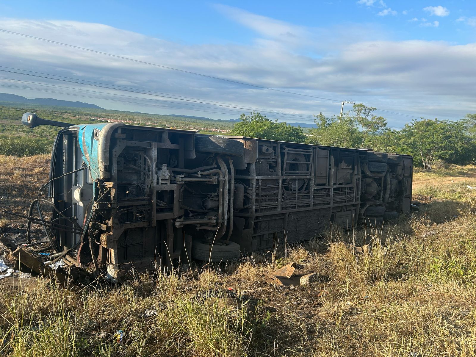 Ônibus da Progresso colide contra cavalo, capota e deixa 27 vítimas na BR-232