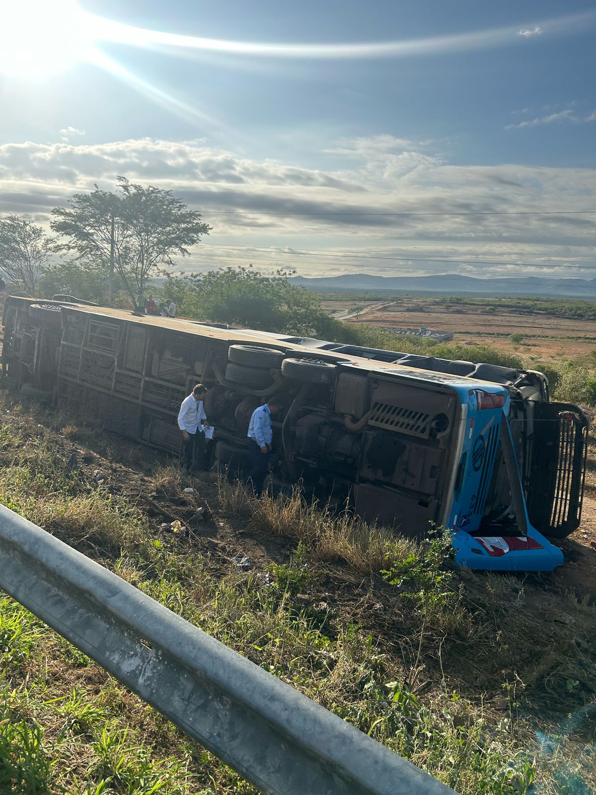 Ônibus da Progresso colide contra cavalo, capota e deixa 27 vítimas na BR-232