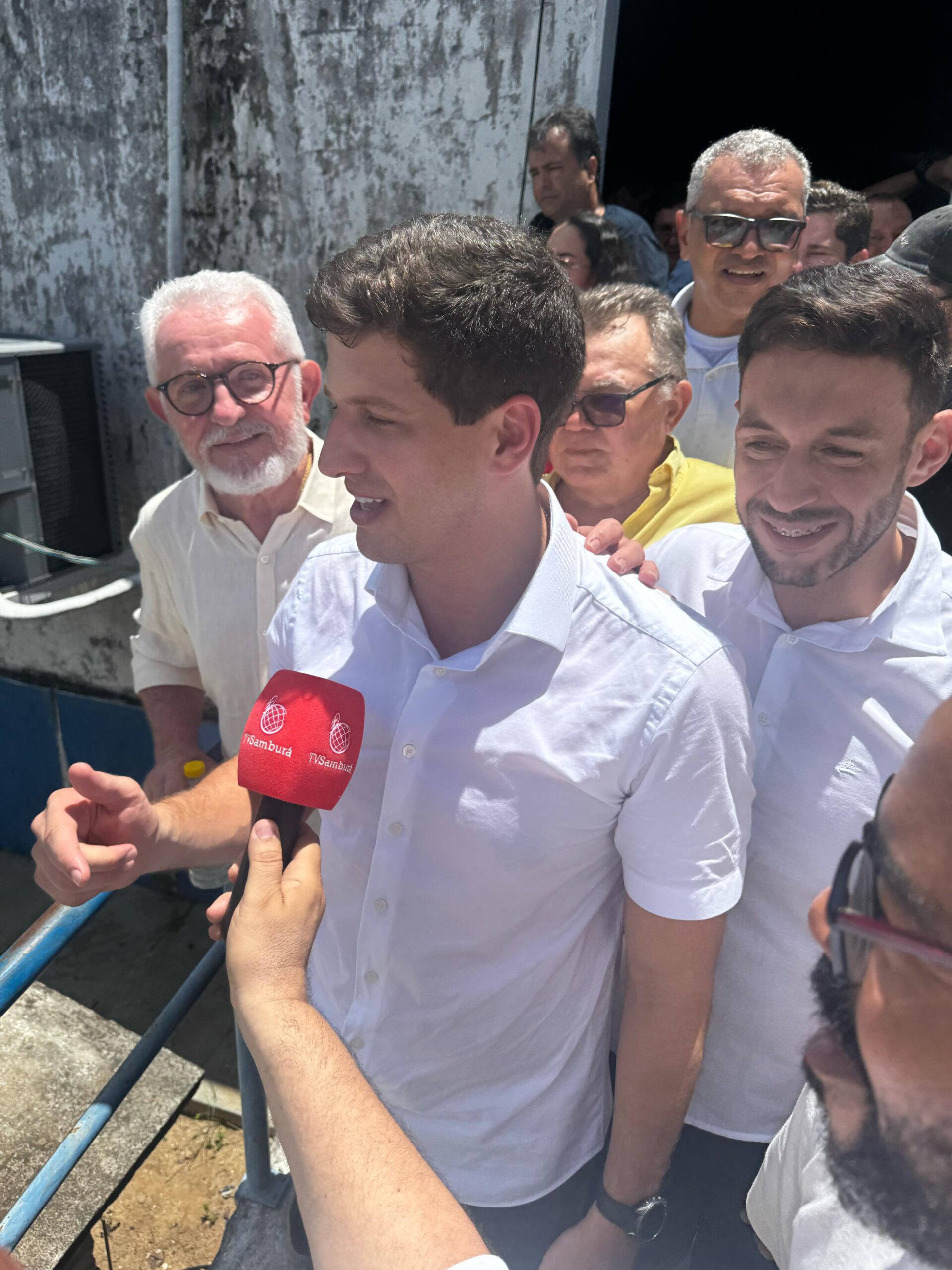 Governistas foram abraçar João: "É gente demais, tu é doido", diz China