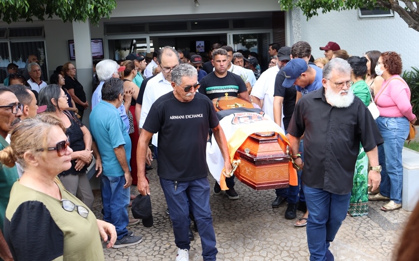 Cortejo com muita gente e emoção no último adeus a Dona Carminha, em ST