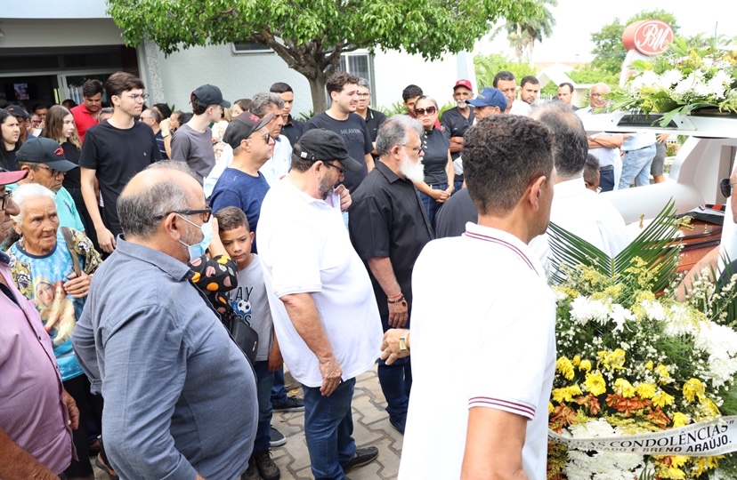 Cortejo com muita gente e emoção no último adeus a Dona Carminha, em ST