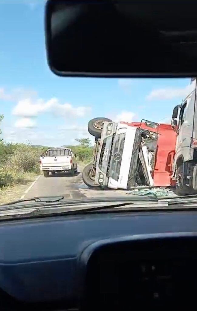 Caminhão tomba após colisão na PE-320, nessa 5ª, próximo a ST