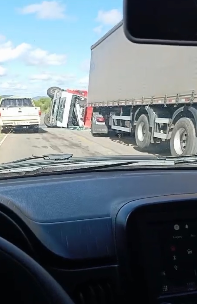 Caminhão tomba após colisão na PE-320, nessa 5ª, próximo a ST