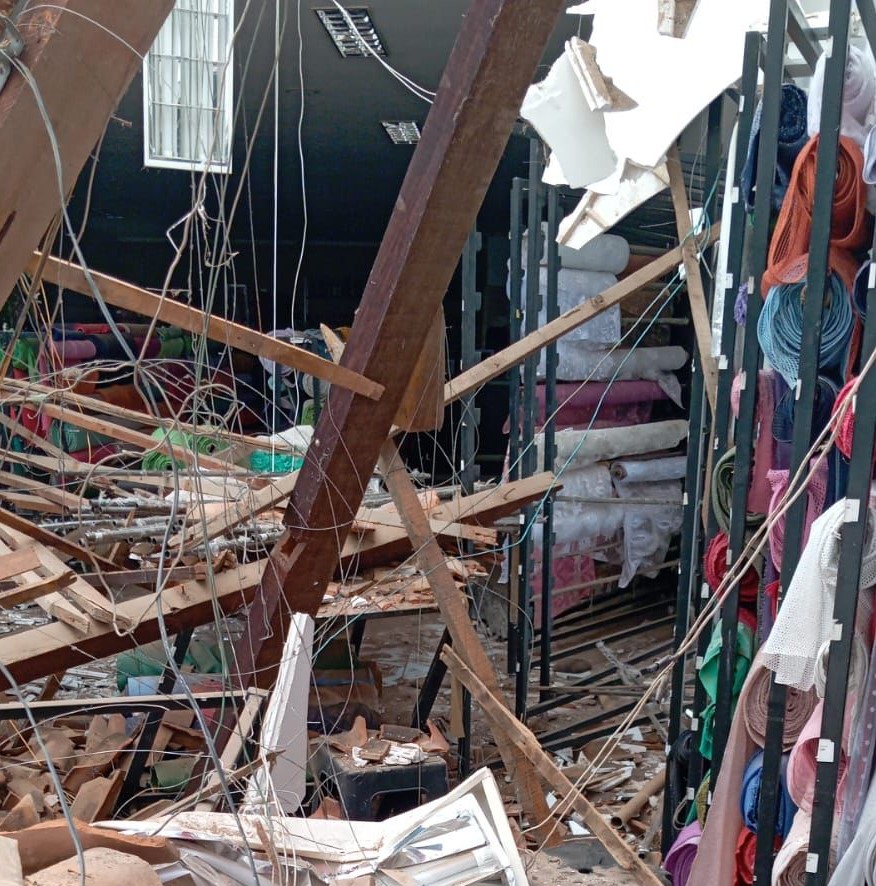 Teto de loja desaba no centro de ST nesta 2ª; comerciante faz alerta 1 teto de loja desaba