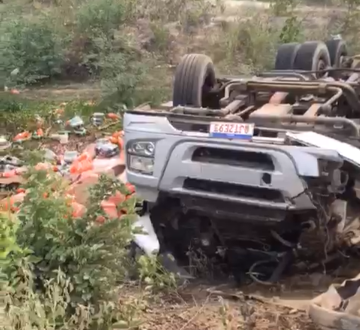 Caminhão carregado com refrigerantes tomba na PE-390 em Serra Talhada