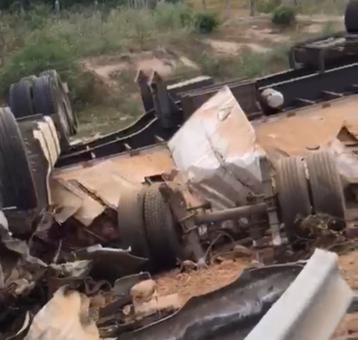 Caminhão carregado com refrigerantes tomba na PE-390 em Serra Talhada