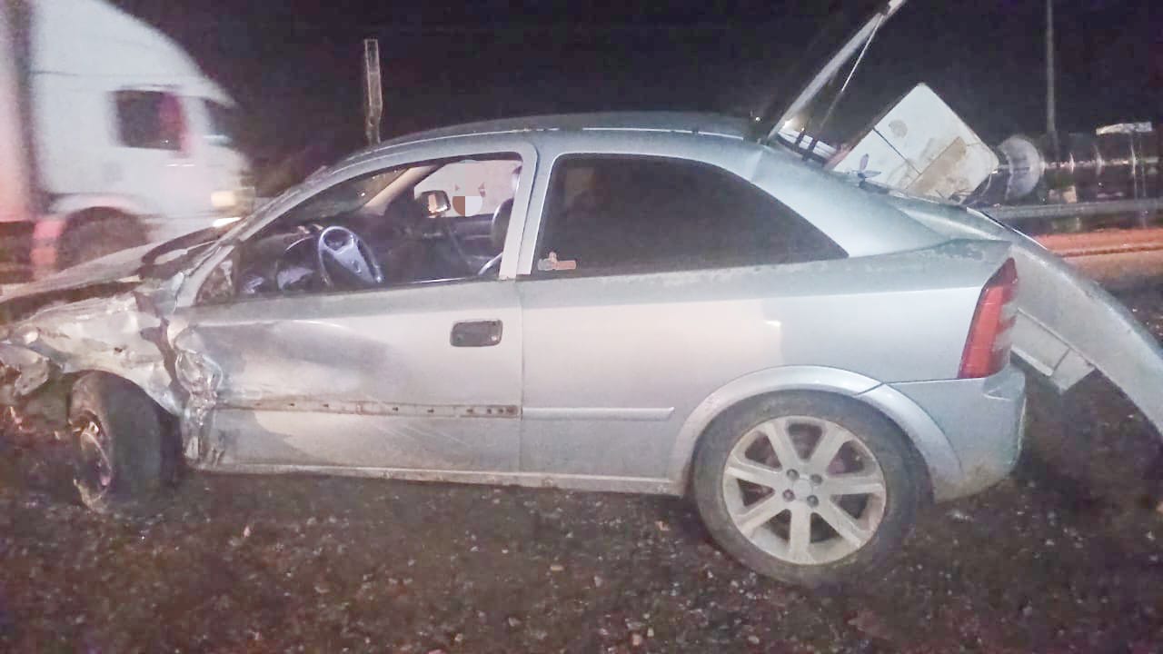 Motorista embriagado causa acidente com 3 veículos 1 Motorista embrigado causa acidente com 3 veículos na BR-104 - Fotos: Divulgação/PRF