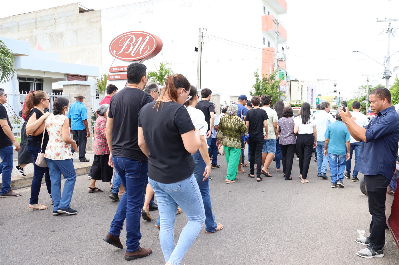 Cortejo com muita gente e emoção no último adeus a Dona Carminha, em ST