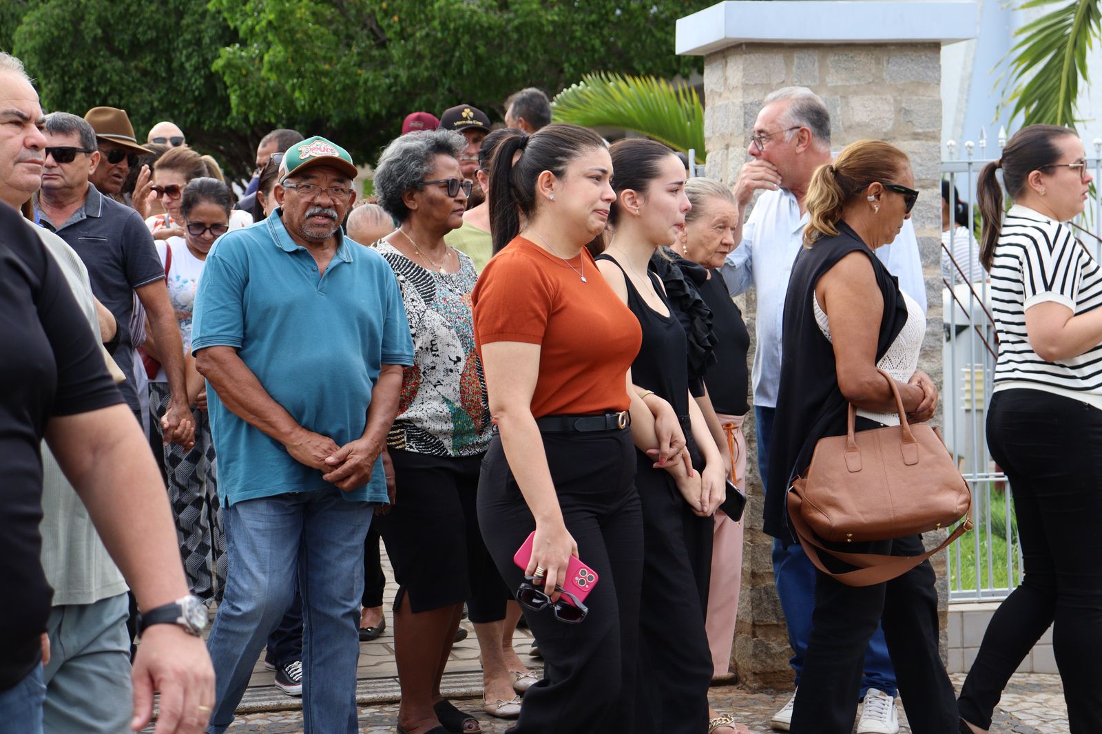 Cortejo com muita gente e emoção no último adeus a Dona Carminha, em ST