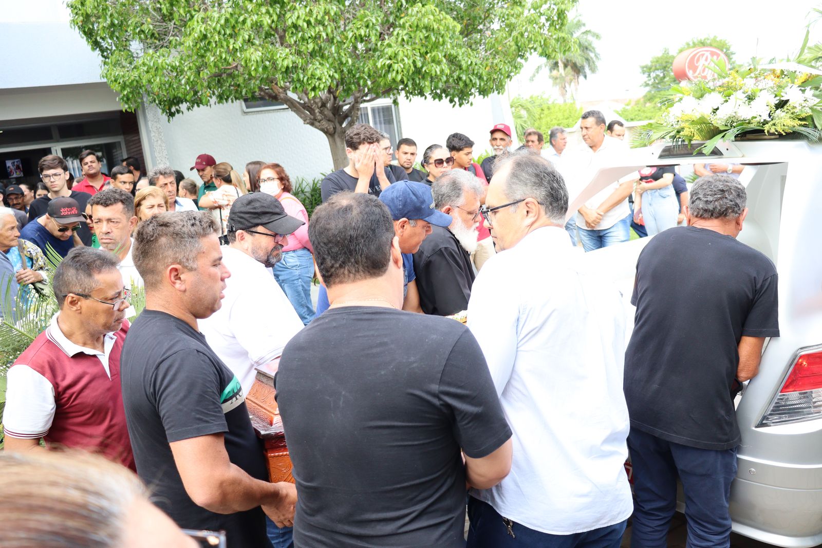 Cortejo com muita gente e emoção no último adeus a Dona Carminha, em ST