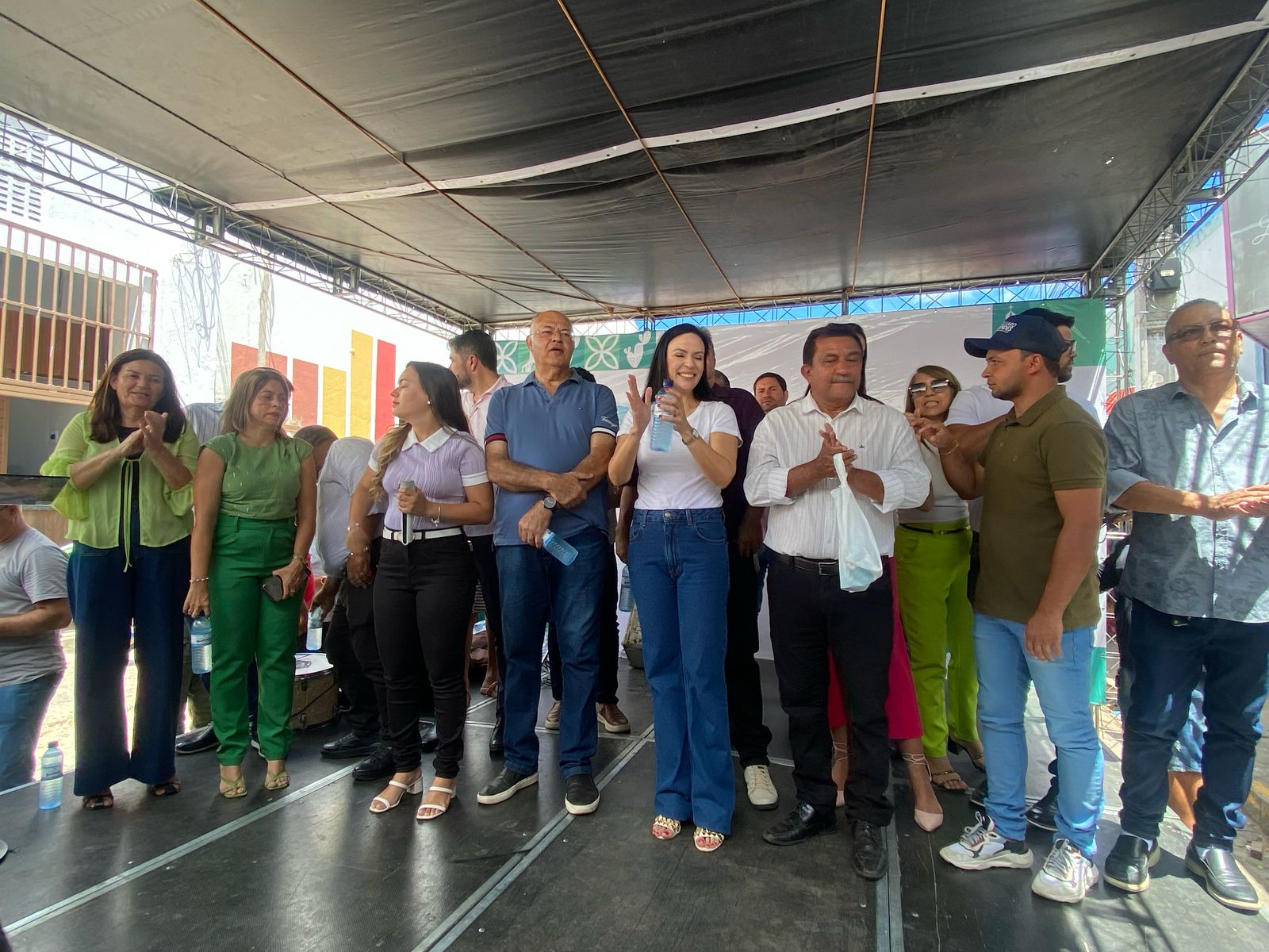 Márcia comemora entrega de mercado e exalta união do grupo