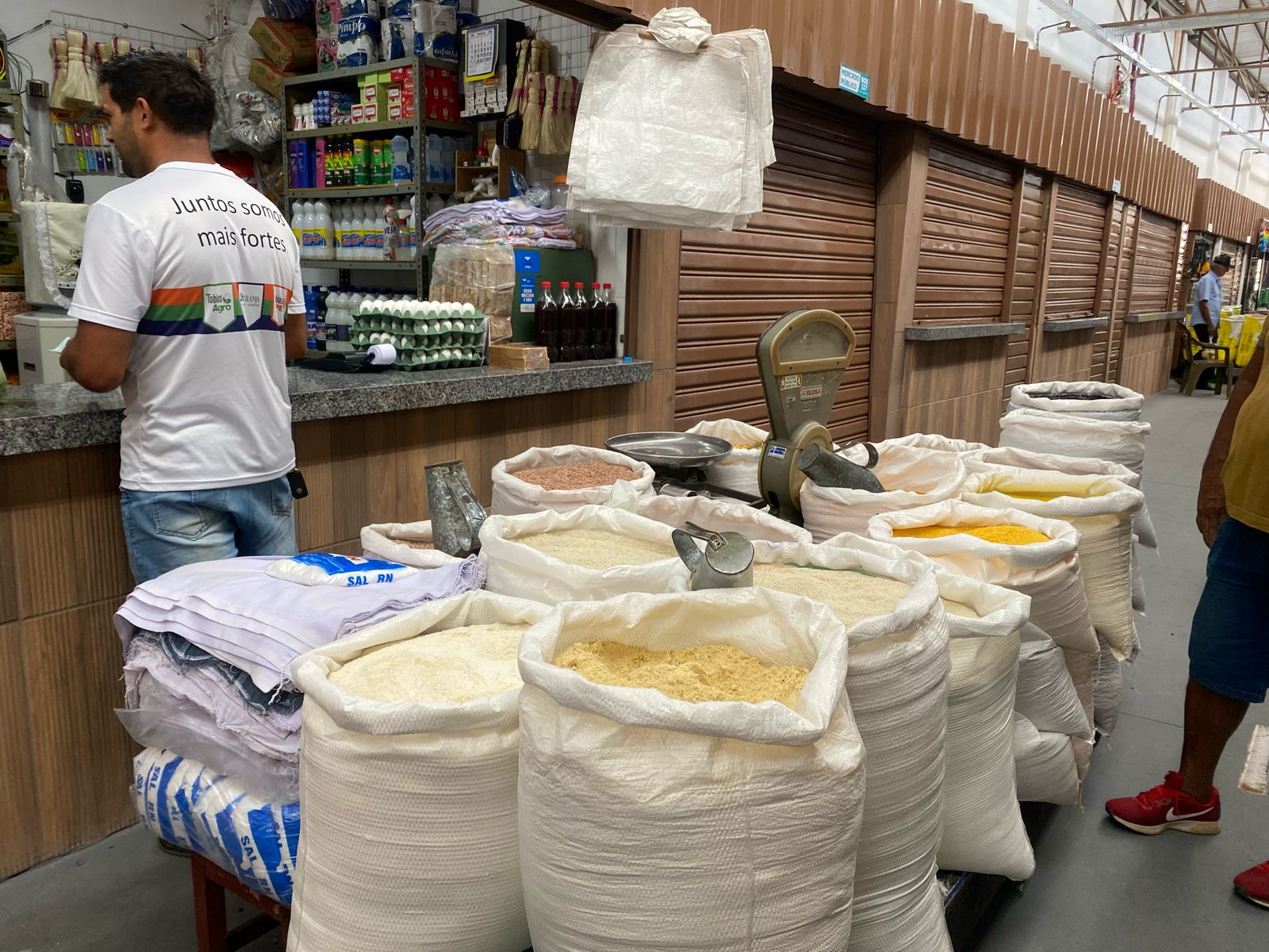 Márcia comemora entrega de mercado e exalta união do grupo