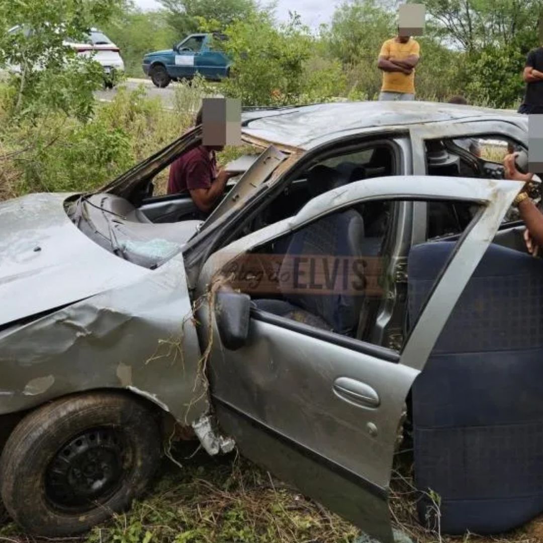Após colisão, carro capota quatro vezes e deixa feridos 1 após colisão, carro capota