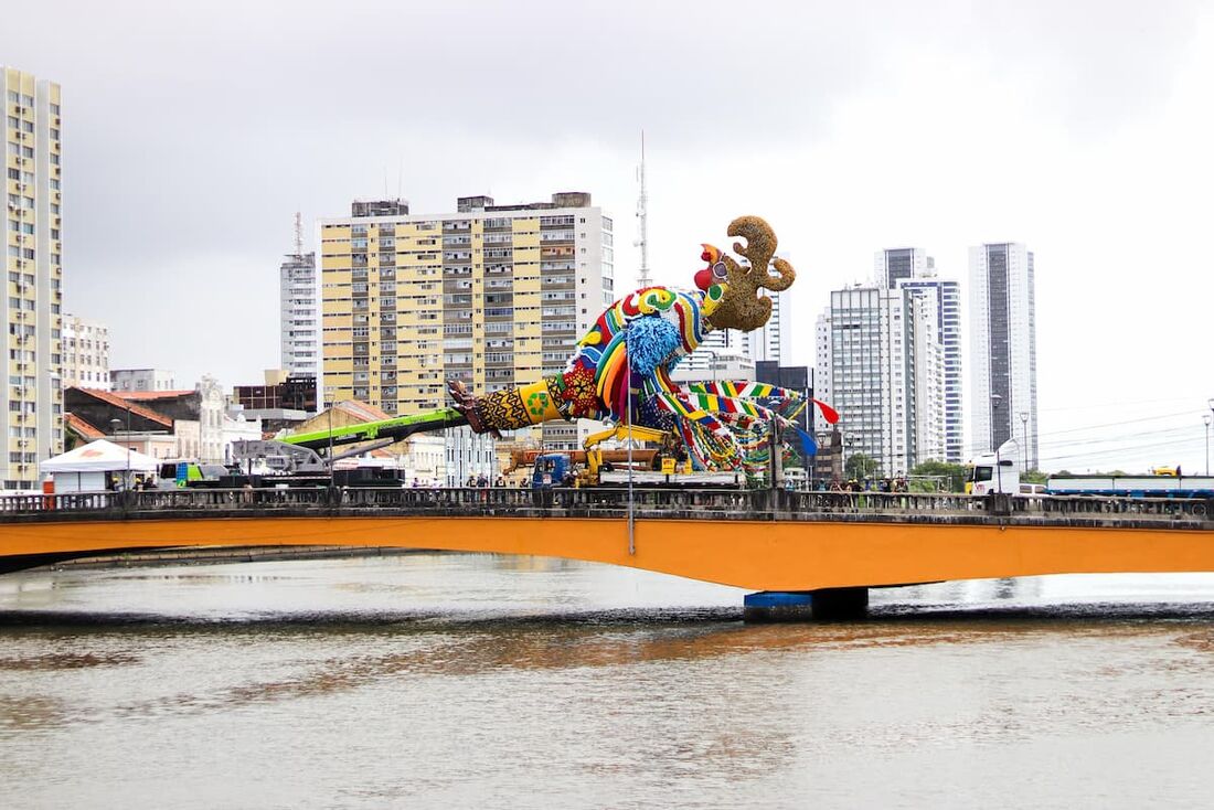 Símbolo do Carnaval do Recife é desmontado hoje 1 Galo Gigante será desmontado neste domingo (9) - Foto: Walli Fontanelle/Folha de Pernambuco