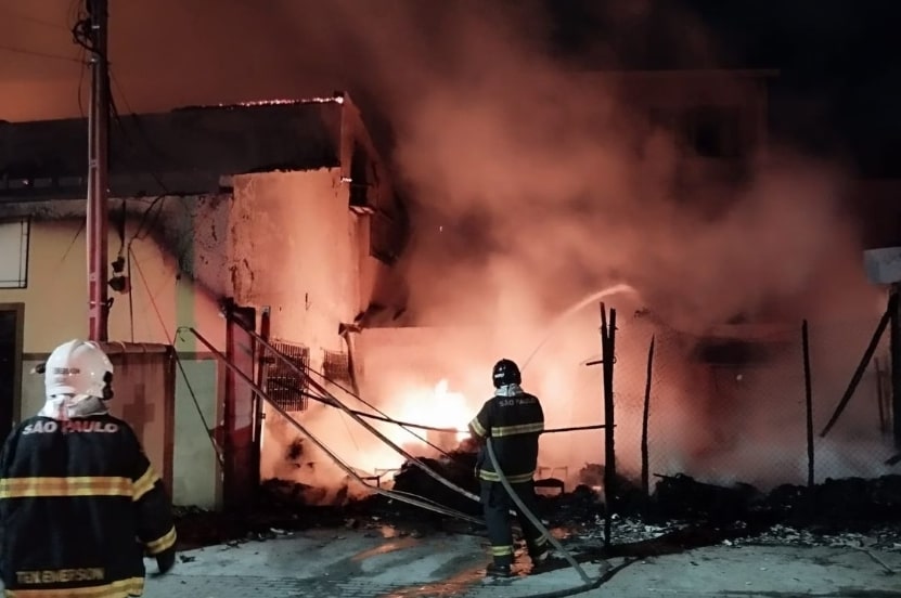 Incêndio em abrigo deixa 4 mortos e 9 feridos no interior de SP 1 Incêndio em abrigo deixa 4 mortos e 9 feridos no interior de SP - Foto: Divulgação/11º GB de São José dos Campos