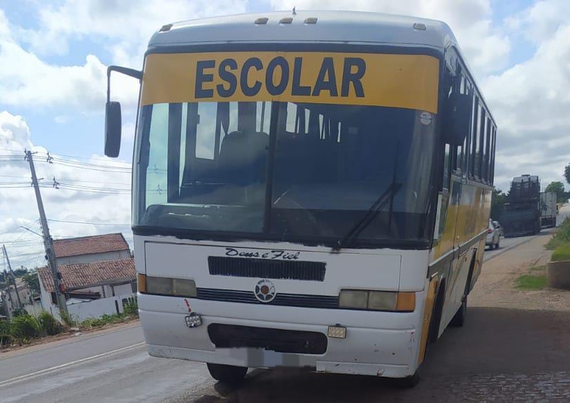 Colisão entre ônibus escolar e moto deixa mulher morta 1 Foto: PRF/Divulgação