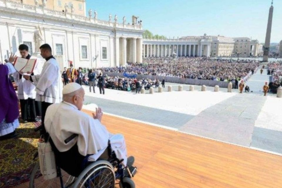 Papa faz aparição pública surpresa aos fiéis neste domingo (6/4) 1 Papa faz aparição pública surpresa aos fiéis neste domingo (6/4)