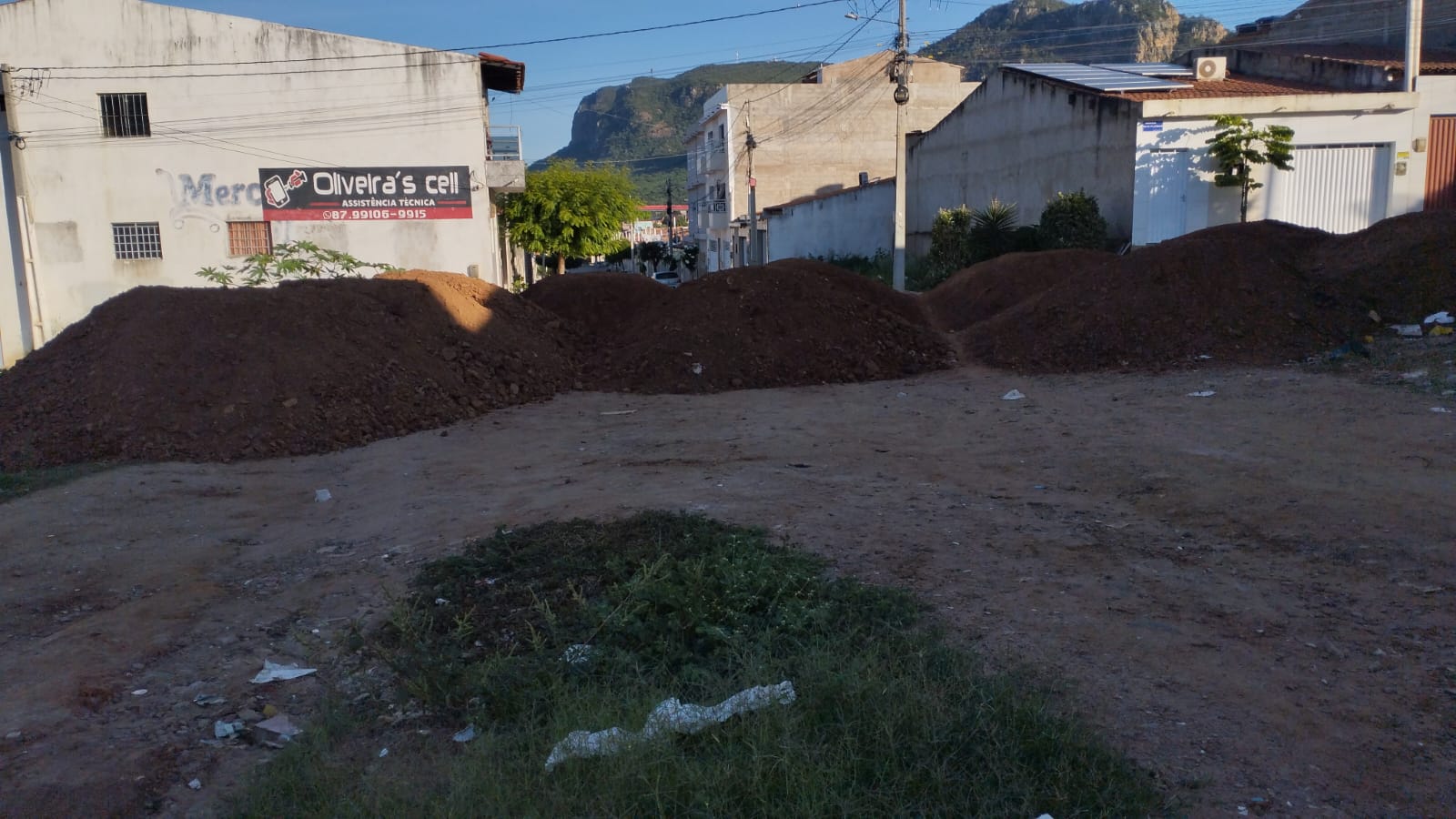 Empresário fecha ruas com barro após impasse com a Prefeitura de ST 1 empresário tapa rua com barro