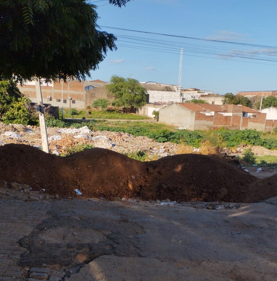 Empresário fecha ruas com barro após impasse com a Prefeitura de ST