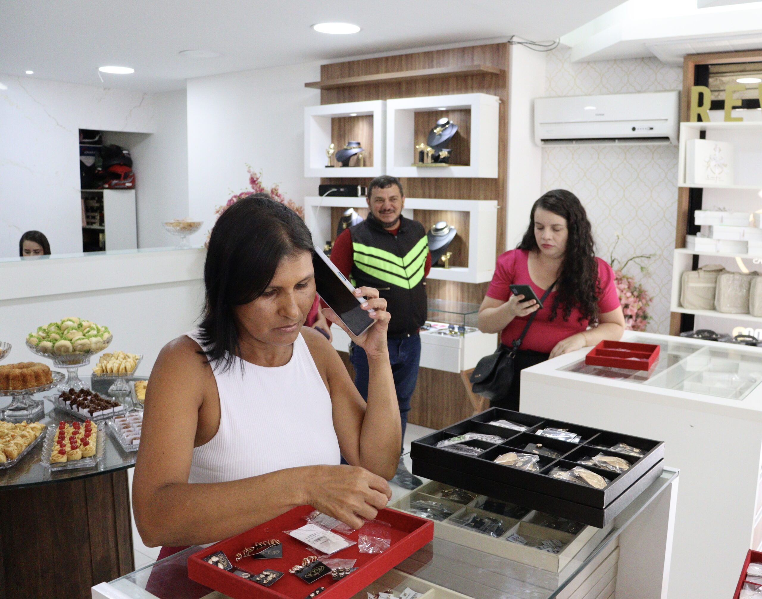 Lindíssima Semijoias lança coleção em parceria com o Amparo Amigo