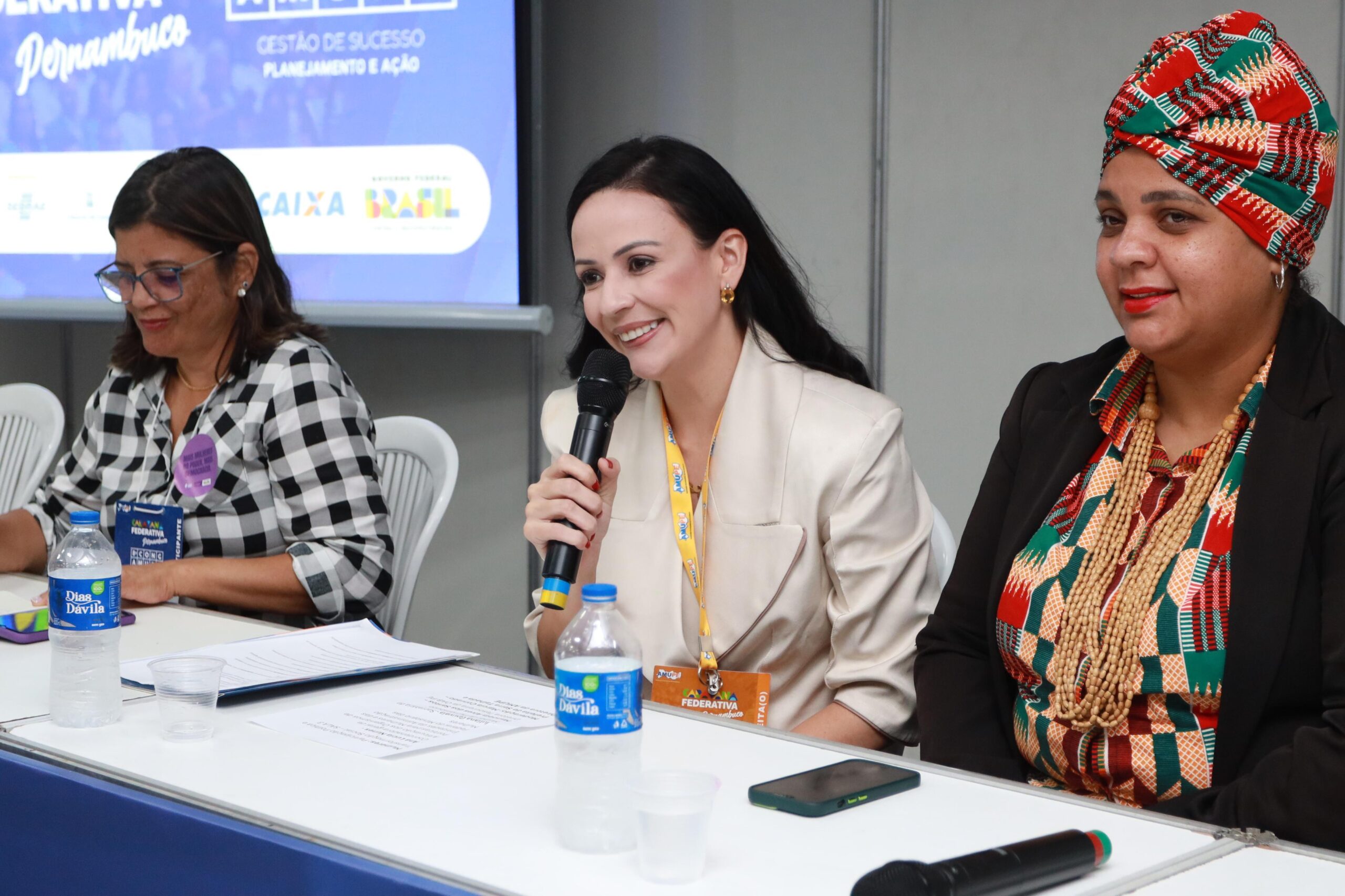 Durante debate, Márcia diz que as mulheres estão prontas para liderar 1 Márcia Conrado modera painel sobre participação feminina